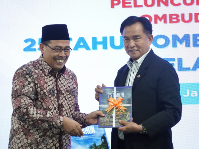Ketua Ombudsman RI, Mokhammad Najih bersama Menteri Koordinator Bidang Hukum, Hak Asasi Manusia, Imigrasi, dan Pemasyarakatan, Yusril Ihza Mahendra dalam acara Laporan Tahunan (Laptah) 2025 Ombudsman RI.
