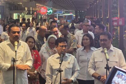 Menteri Usaha Mikro, Kecil, dan Menengah (UMKM), Maman Abdurrahman (kiri) bersama Menteri Koordinator Bidang Pemberdayaan Masyarakat, Abdul Muhaimin Iskandar (tengah) dan Menteri Ekonomi Kreatif, Teuku Riefky Harsya (kanan).