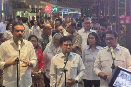 Menteri Usaha Mikro, Kecil, dan Menengah (UMKM), Maman Abdurrahman (kiri) bersama Menteri Koordinator Bidang Pemberdayaan Masyarakat, Abdul Muhaimin Iskandar (tengah) dan Menteri Ekonomi Kreatif, Teuku Riefky Harsya (kanan).