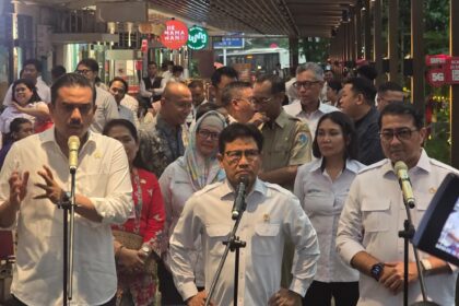 Menteri Usaha Mikro, Kecil, dan Menengah (UMKM), Maman Abdurrahman (kiri) bersama Menteri Koordinator Bidang Pemberdayaan Masyarakat, Abdul Muhaimin Iskandar (tengah) dan Menteri Ekonomi Kreatif, Teuku Riefky Harsya (kanan)