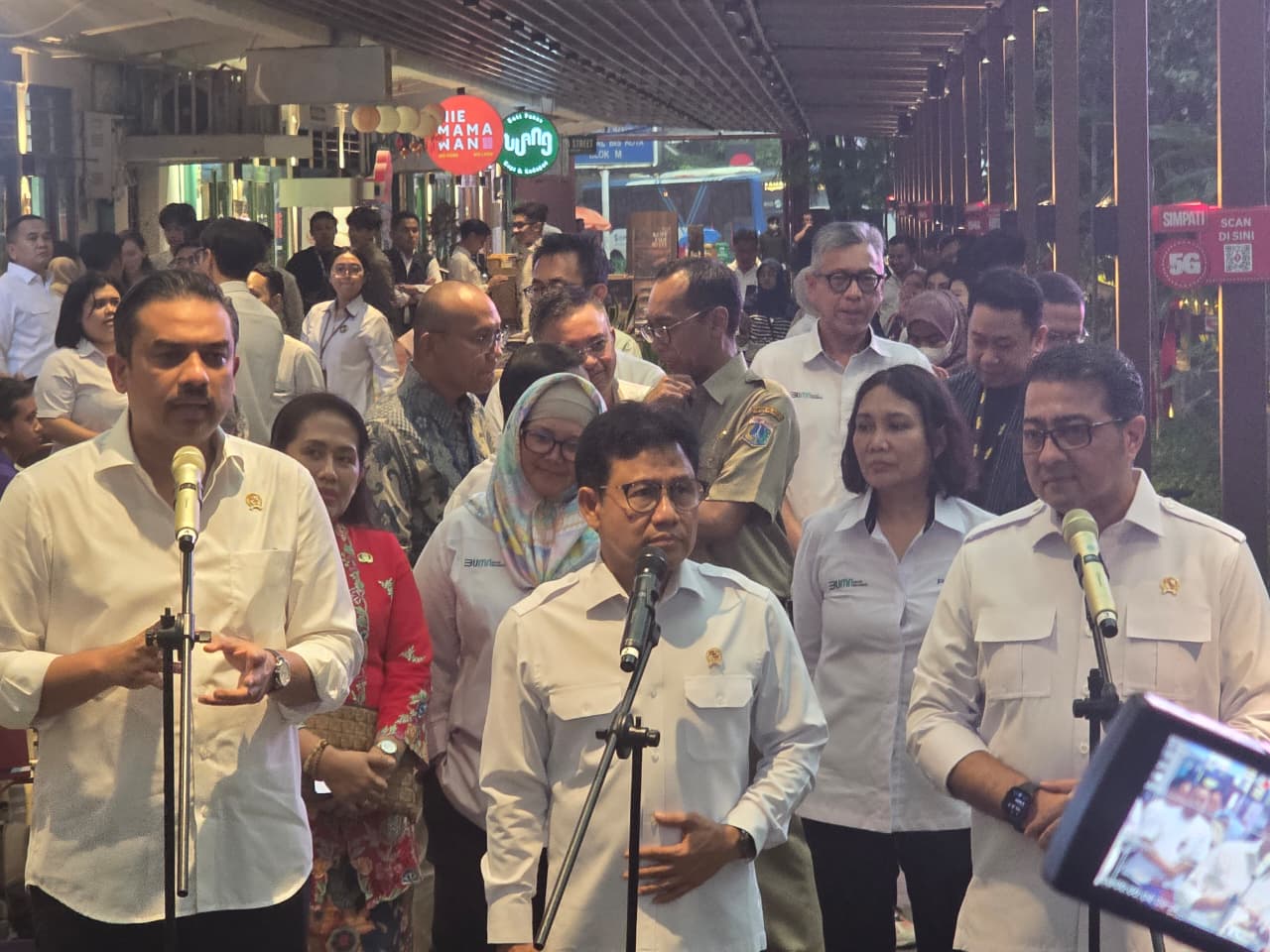 Menteri Usaha Mikro, Kecil, dan Menengah (UMKM), Maman Abdurrahman (kiri) bersama Menteri Koordinator Bidang Pemberdayaan Masyarakat, Abdul Muhaimin Iskandar (tengah) dan Menteri Ekonomi Kreatif, Teuku Riefky Harsya (kanan).