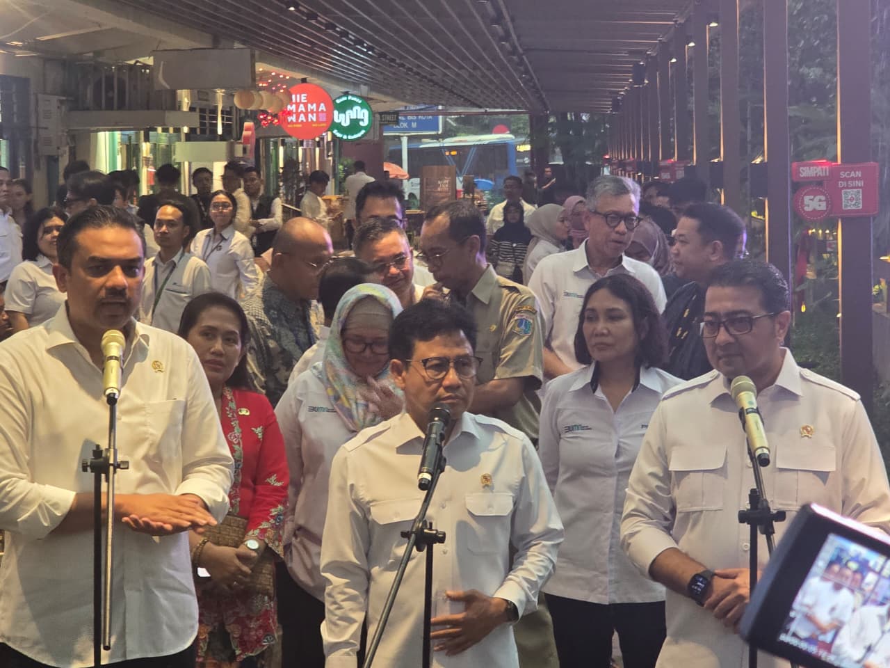 Menteri Usaha Mikro, Kecil, dan Menengah (UMKM), Maman Abdurrahman (kiri) bersama Menteri Koordinator Bidang Pemberdayaan Masyarakat, Abdul Muhaimin Iskandar (tengah) dan Menteri Ekonomi Kreatif, Teuku Riefky Harsya (kanan).