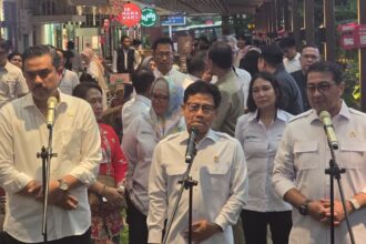 Menteri Usaha Mikro, Kecil, dan Menengah (UMKM), Maman Abdurrahman (kiri) bersama Menteri Koordinator Bidang Pemberdayaan Masyarakat, Abdul Muhaimin Iskandar (tengah) dan Menteri Ekonomi Kreatif, Teuku Riefky Harsya (kanan).