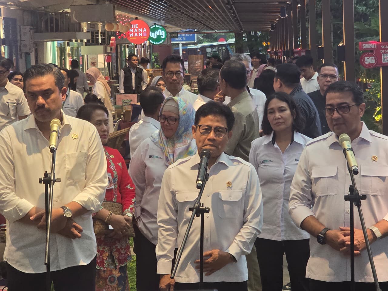 Menteri Usaha Mikro, Kecil, dan Menengah (UMKM), Maman Abdurrahman (kiri) bersama Menteri Koordinator Bidang Pemberdayaan Masyarakat, Abdul Muhaimin Iskandar (tengah) dan Menteri Ekonomi Kreatif, Teuku Riefky Harsya (kanan).