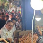 Menteri Koordinator (Menko) Bidang Pangan, Zulkifli Hasan (Zulhas) bersama Menteri Perdagangan (Mendag), Budi Santoso (Busan) Meninjau Harga Telur di Pasar Palmerah
