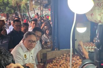 Menteri Koordinator (Menko) Bidang Pangan, Zulkifli Hasan (Zulhas) bersama Menteri Perdagangan (Mendag), Budi Santoso (Busan) Meninjau Harga Telur di Pasar Palmerah