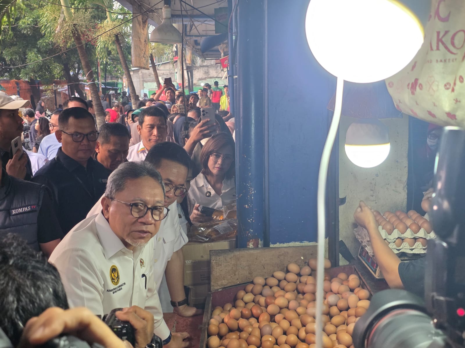 Menteri Koordinator (Menko) Bidang Pangan, Zulkifli Hasan (Zulhas) bersama Menteri Perdagangan (Mendag), Budi Santoso (Busan) Meninjau Harga Telur di Pasar Palmerah